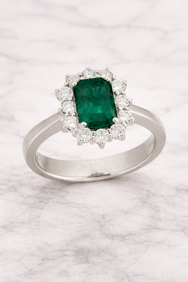 Anello in Oro Bianco 18kt con Diamanti F/G VS 0.77 ct e Smeraldi 1.66 ct