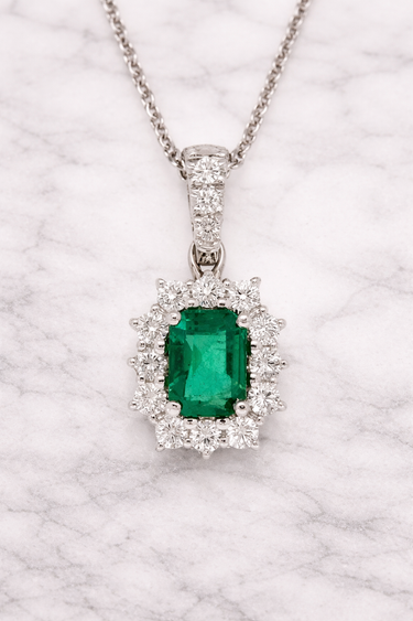 Girocollo in Oro Bianco 18kt con Diamanti F/G VS 0.67 ct e Smeraldi 1.05 ct